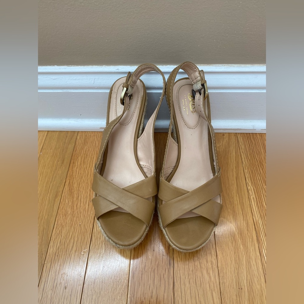 Bass tan platform sandals size 6.5